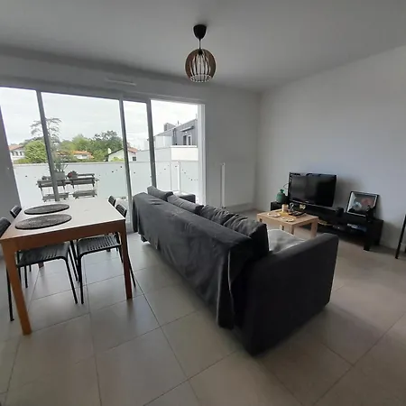 Appartement T2 Moderne Avec Terrasse Ensoleillee Et Parking Au Centre D'anglet, Proche Des Plages - Fr-1-239-1063 Anglet